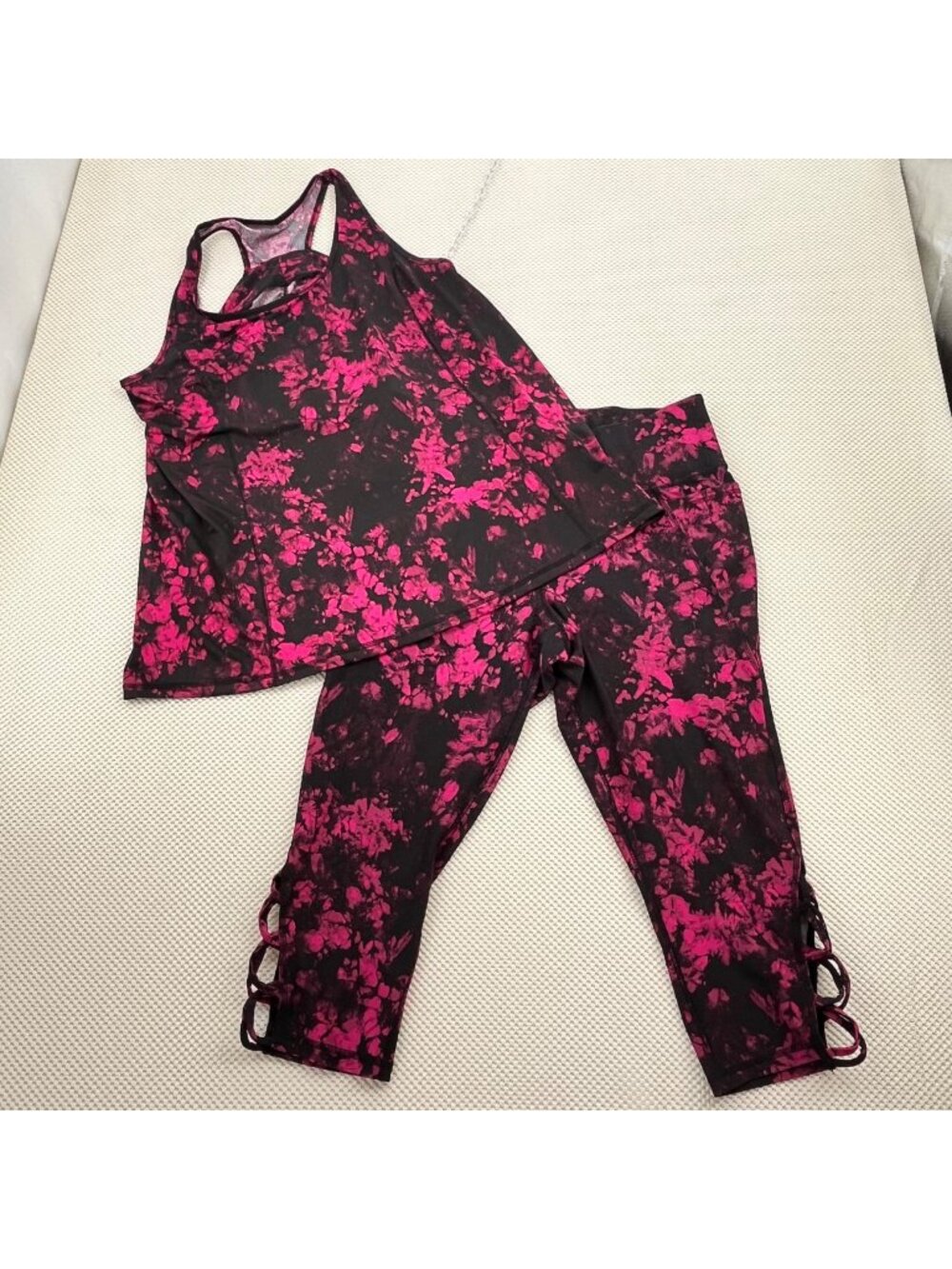 Livi Womens Activewear Set Black & Pink Floral Tank Top 14/16 & Capri Leggings 1